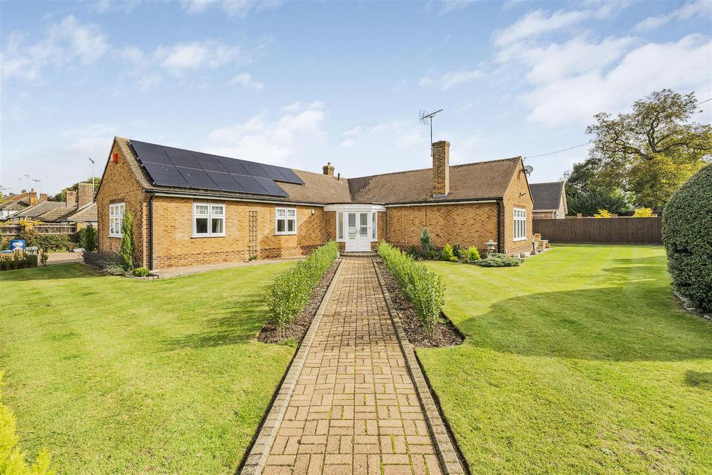 Stretton Avenue, Newmarket CB8 2 bed detached bungalow for sale £595,000