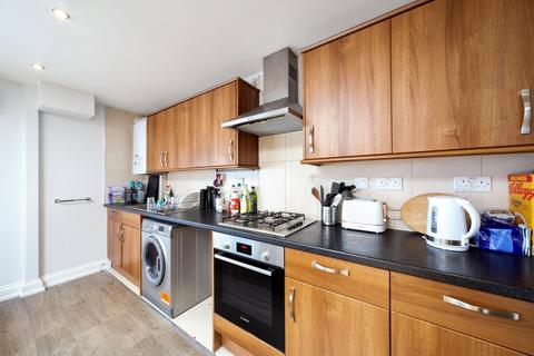 3 bedroom flat to rent, Camden Road, London