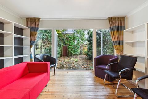 4 bedroom end of terrace house to rent, Laverstoke Gardens, London