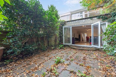 4 bedroom end of terrace house to rent, Laverstoke Gardens, London