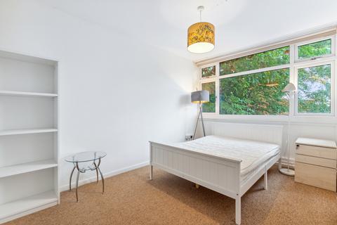 4 bedroom end of terrace house to rent, Laverstoke Gardens, London