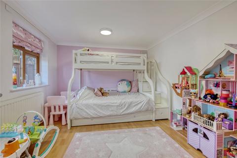 97 Randall Drive, Hornchurch, RM12 6TA