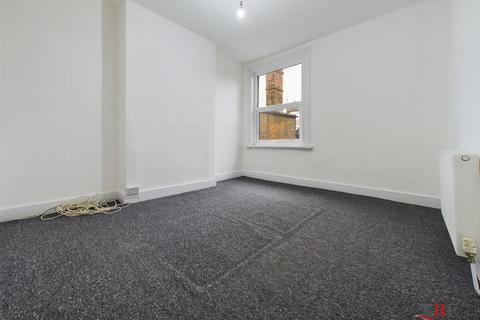 2 bedroom flat to rent, Burns Road, London