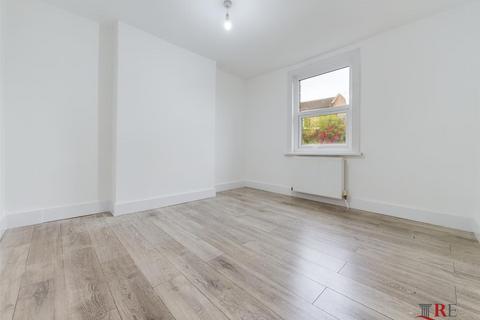 2 bedroom flat to rent, Burns Road, London