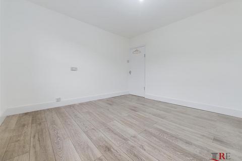 2 bedroom flat to rent, Burns Road, London