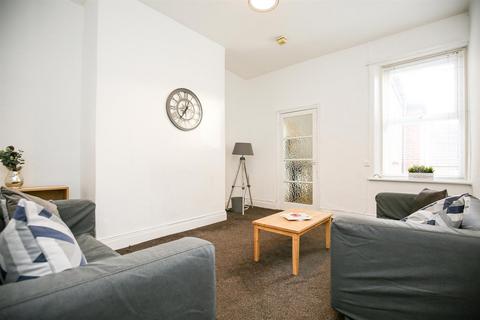 3 bedroom flat to rent, Warton Terrace, Newcastle Upon Tyne NE6