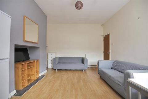 3 bedroom flat to rent, Bolingbroke Street, Newcastle Upon Tyne NE6