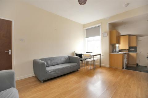 3 bedroom flat to rent, Bolingbroke Street, Newcastle Upon Tyne NE6