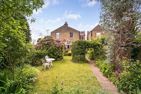 17 Victoria Road, Teddington, TW11 0BB