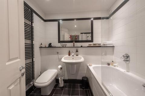 6 Sycamore Way, Teddington, TW11 9QQ