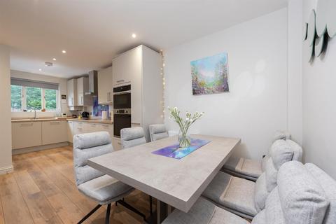 6 Sycamore Way, Teddington, TW11 9QQ