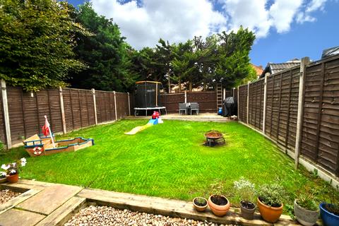 47 Thorn Drive, George Green, Slough, SL3 6SA