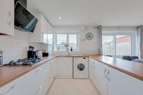 69 Barrymore Walk, Rayleigh, SS6 8YJ