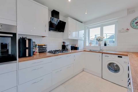 69 Barrymore Walk, Rayleigh, SS6 8YJ