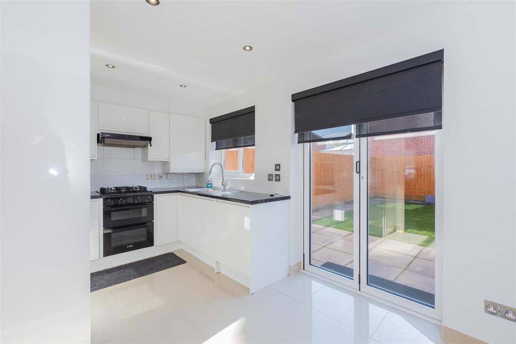 61 Nicholas Gardens-10.jpg