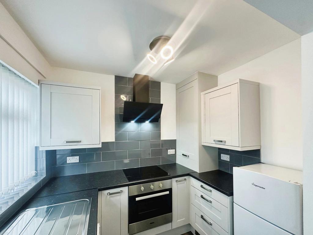 Lavenham Close, Greater Manchester BL9 1 bed flat to rent £775 pcm (£