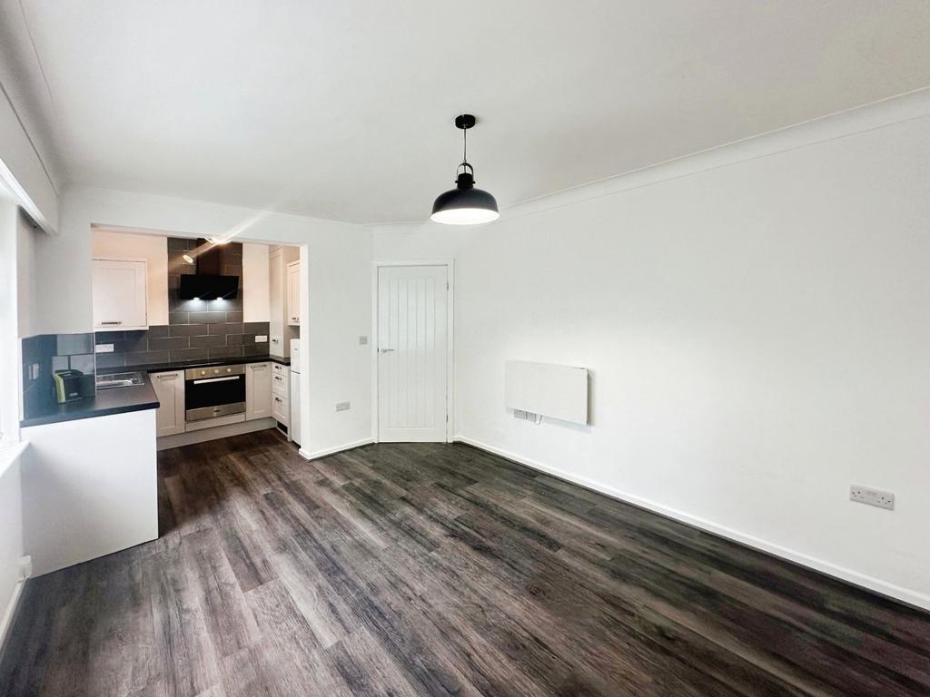 Lavenham Close, Greater Manchester BL9 1 bed flat to rent £775 pcm (£