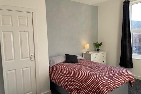 6 bedroom house to rent, Queens Road, Hyde Park, Leeds