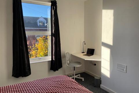6 bedroom house to rent, Queens Road, Hyde Park, Leeds