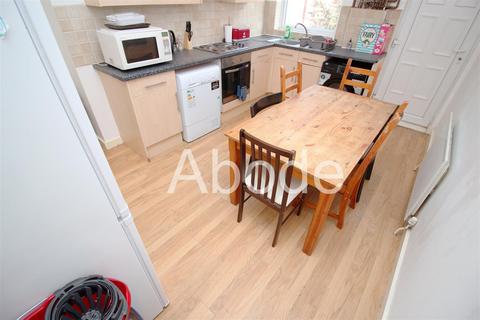 6 bedroom house to rent, Queens Road, Hyde Park, Leeds