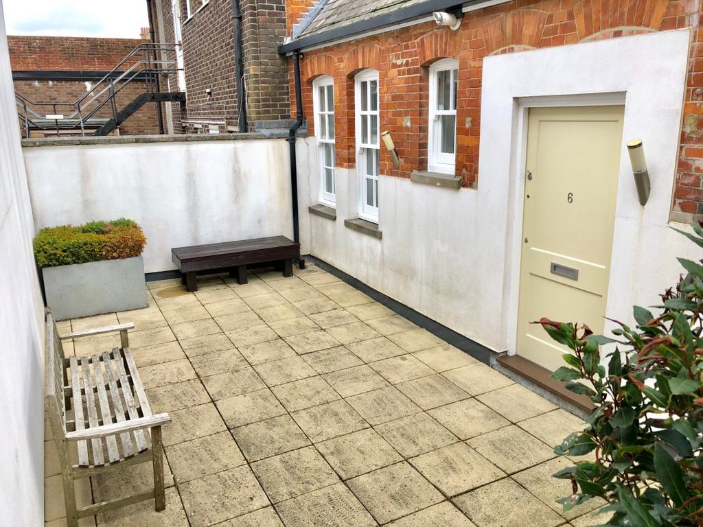 Crown Post Court, Dorchester 1 bed flat to rent £850 pcm (£196 pw)