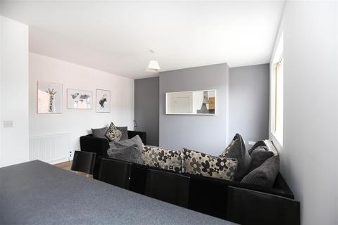 4 bedroom maisonette to rent, Fifth Avenue, Newcastle Upon Tyne NE6