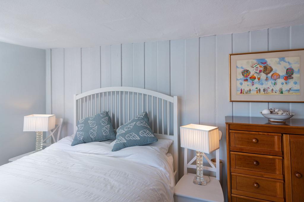 The Lakes, Kingswear, Bedroom 1