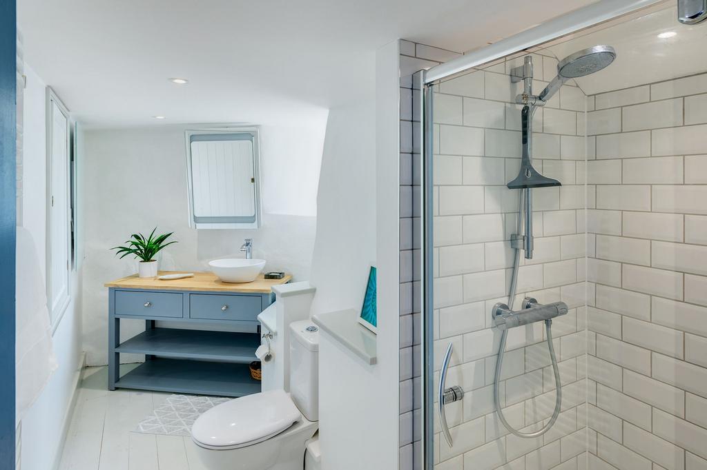 The Lakes, Kingswear, Shower Room