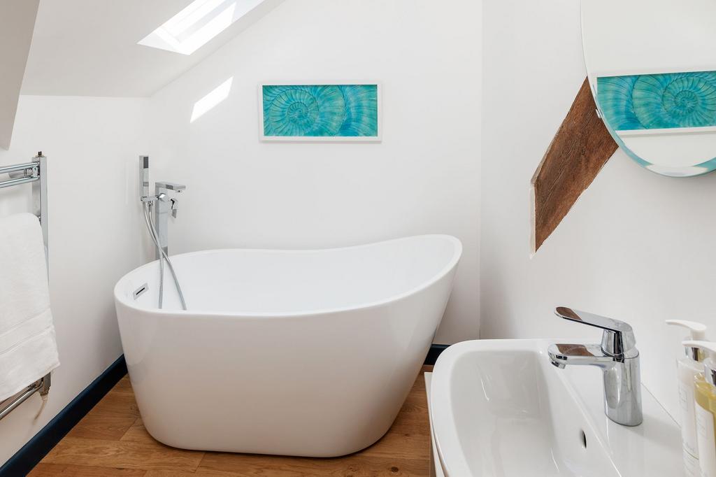 The Lakes, Kingswear, Family Bathroom