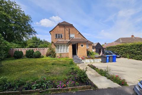 3 bedroom detached house to rent, Fir Drive, Camberley