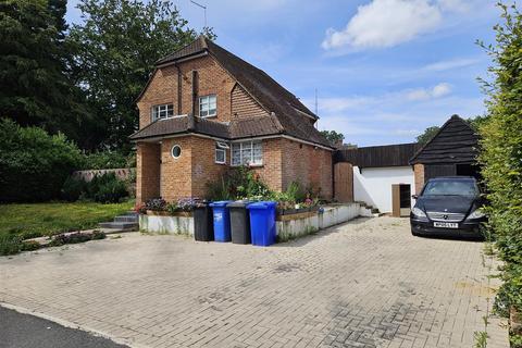 3 bedroom detached house to rent, Fir Drive, Camberley