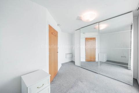 2 bedroom penthouse to rent, Greens End, Woolwich, SE18