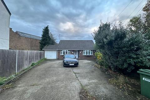 3 bedroom detached bungalow to rent, Slough,  Berkshire,  SL3