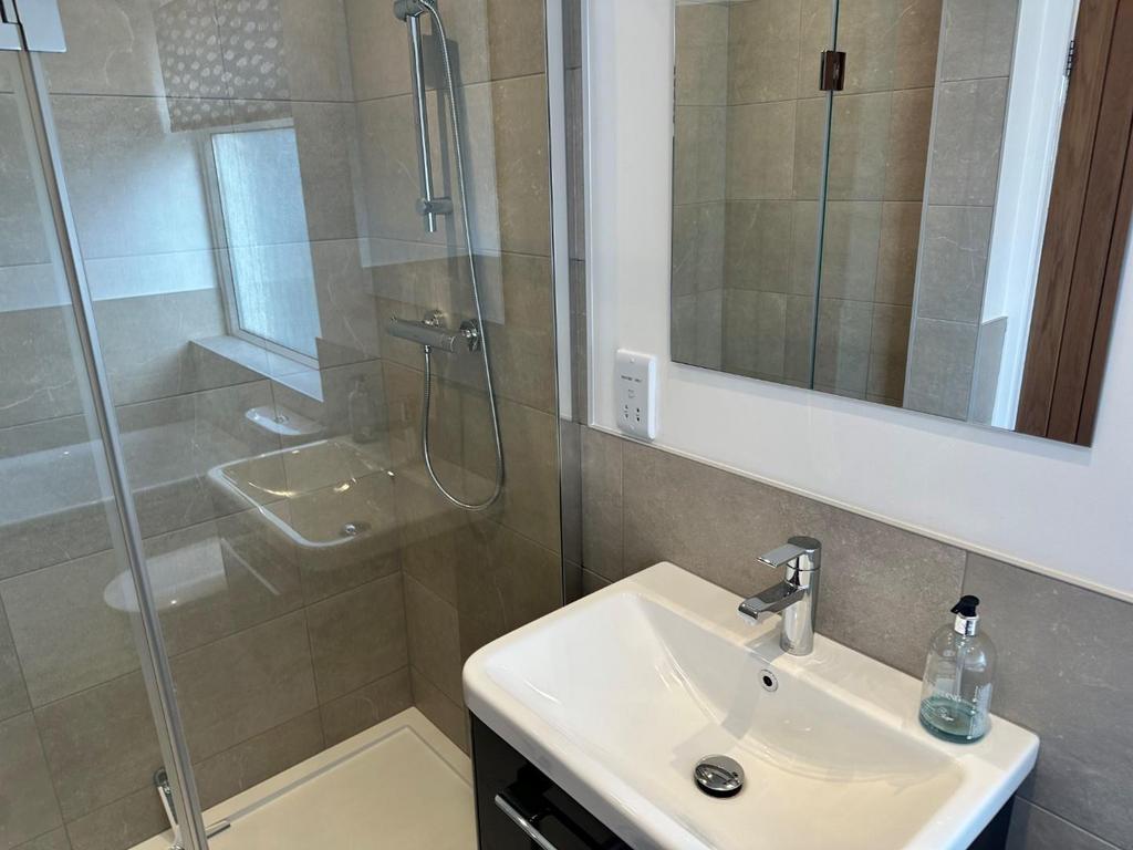Bathroom 2.jpg
