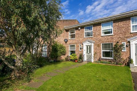 4 Chadwick Close, Teddington, TW11 9BH