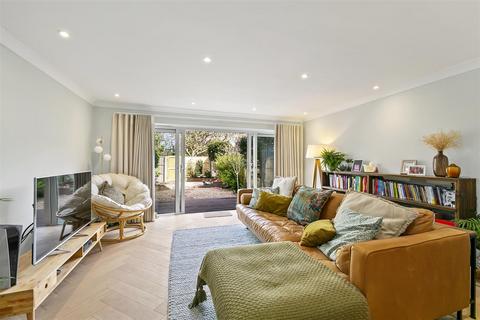 4 Chadwick Close, Teddington, TW11 9BH