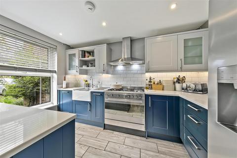 4 Chadwick Close, Teddington, TW11 9BH