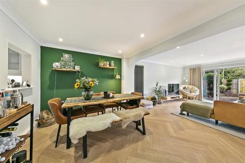 4 Chadwick Close, Teddington, TW11 9BH