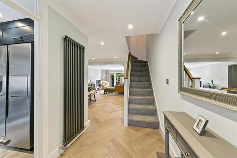 4 Chadwick Close, Teddington, TW11 9BH