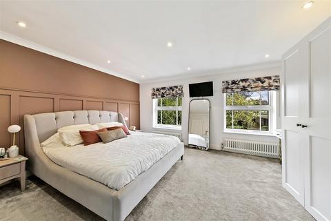 4 Chadwick Close, Teddington, TW11 9BH
