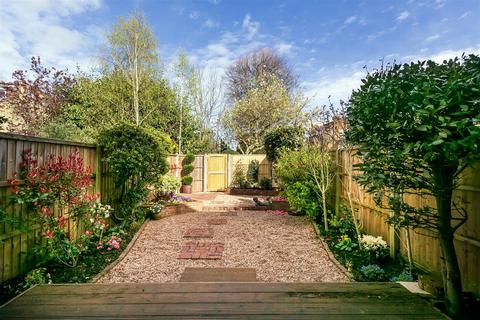 4 Chadwick Close, Teddington, TW11 9BH