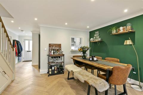 4 Chadwick Close, Teddington, TW11 9BH