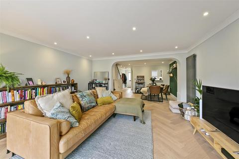 4 Chadwick Close, Teddington, TW11 9BH