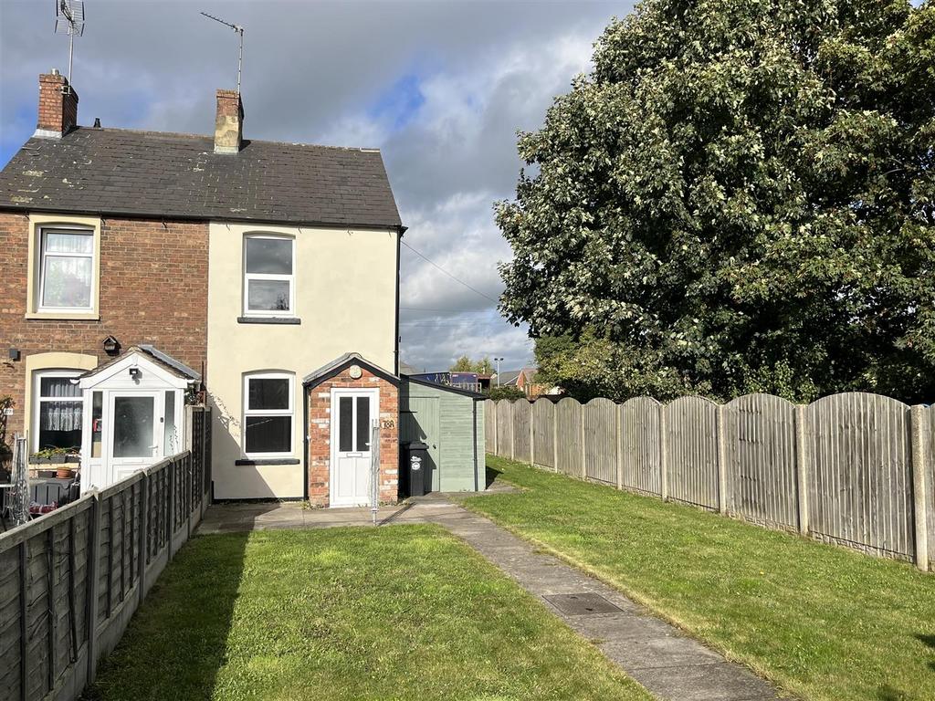 Victoria Crescent, BurtonOnTrent DE14 2 bed semidetached house for