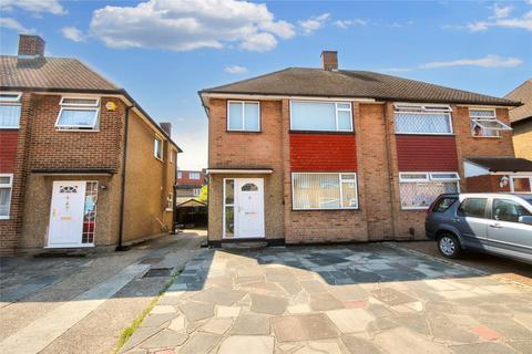 3 bedroom semi-detached house to rent, Freshwell Avenue, Romford RM6