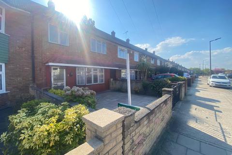 3 bedroom house share to rent, Mungo Park Road, Rainham RM13 7PJ