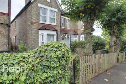 3 bedroom detached house to rent, Avenue Road, N14