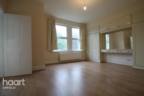 3 bedroom detached house to rent, Avenue Road, Southgate, N14