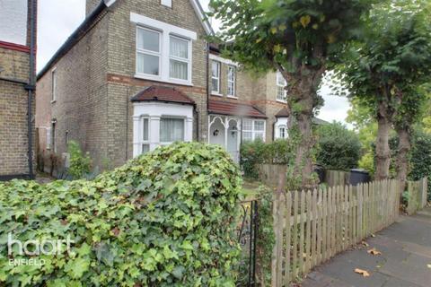 3 bedroom detached house to rent, Avenue Road, Southgate, N14