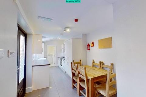 6 bedroom end of terrace house to rent, Rothesay Avenue, Nottingham, NG7 1PU